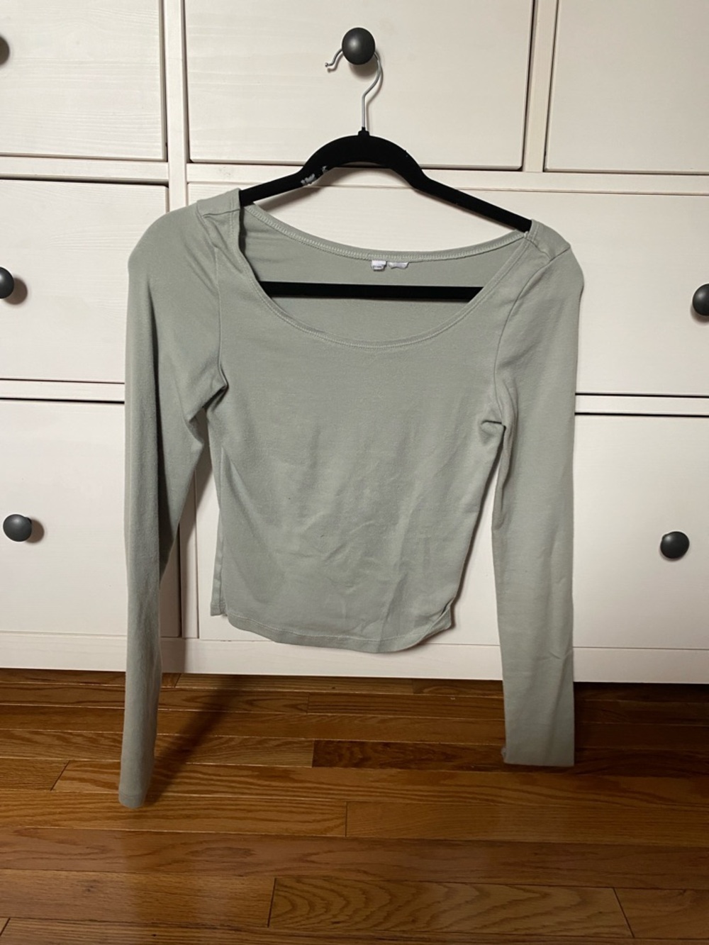 Women’s Scoop Neck Long Sleeve Top in Sage Green
